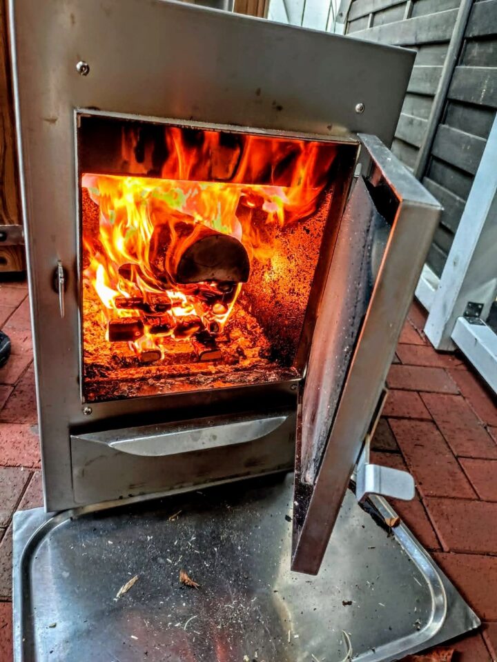 Eld i en vedkamin av rostfritt stål